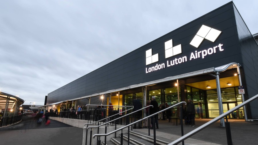 Hromadná rvačka na londýnském letišti Luton