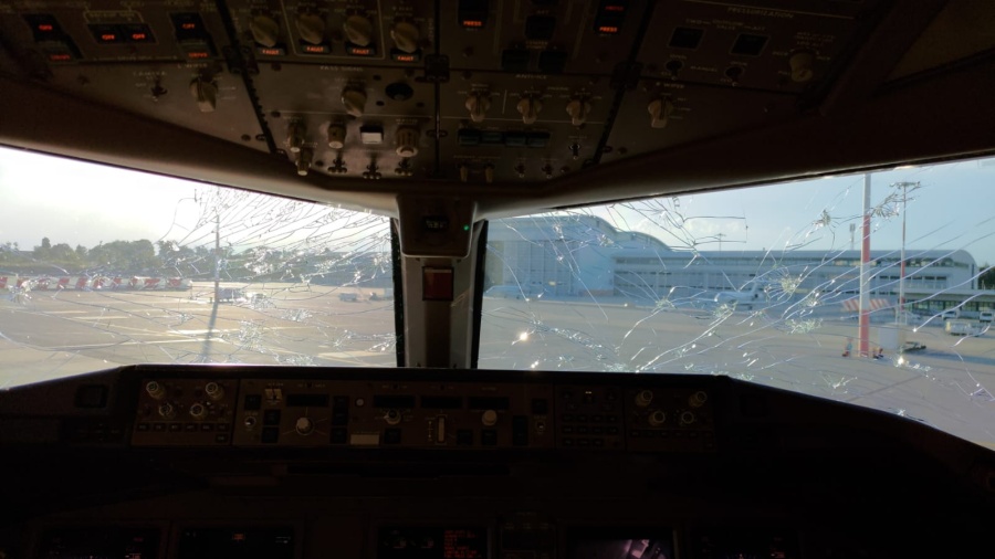 Boeing 777 společnosti Emirates byl poškozen při průletu bouří