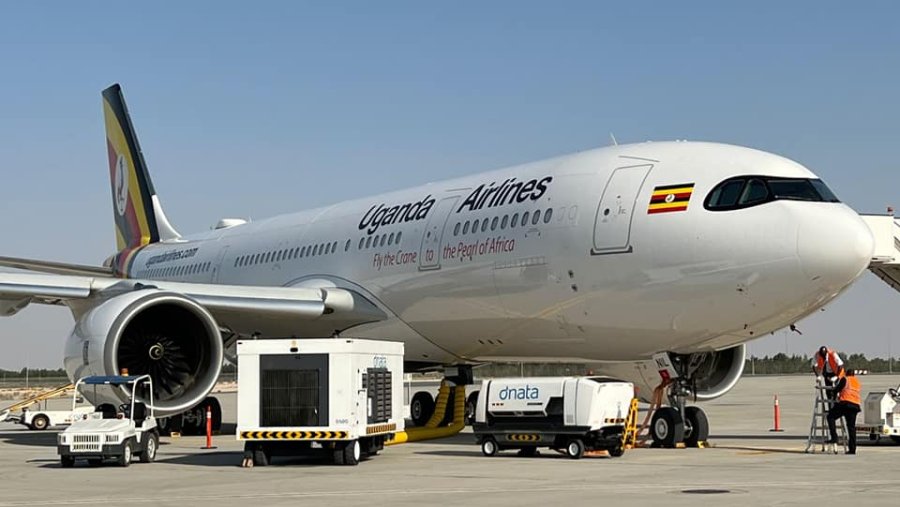 Cestující na letu Uganda Airlines prodával sušené kobylky