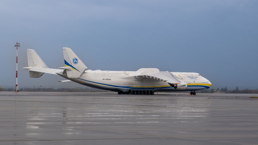 Rusáci zničili největší nákladní letoun Antonov An-225 Mrija